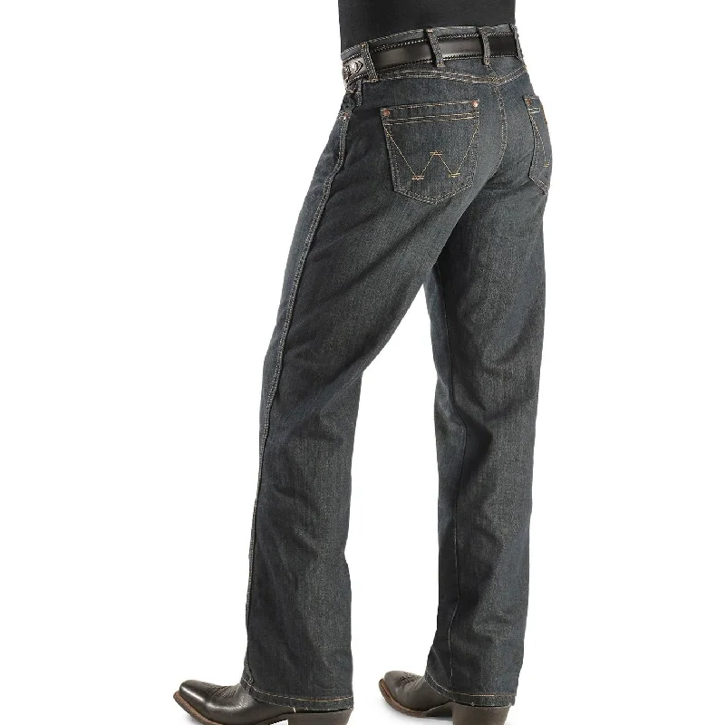 Men's Colored Jeans in Burgundy for a Bold and Fashion - Forward LookWrangler Retro Boot Cut and Relaxed Fit Jean